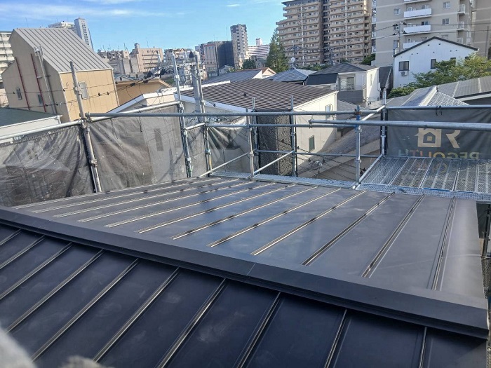 神戸市長田区で雨漏りしている緩傾斜なスレート屋根に立平でカバー工事した後の様子