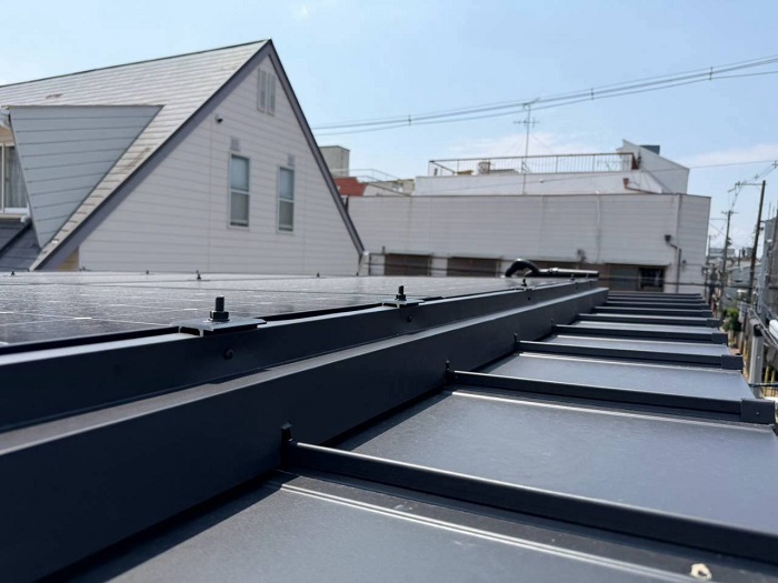 神戸市垂水区で鳩除け対策工事として屋根と太陽光パネルの隙間に板金工事を行なった後の様子