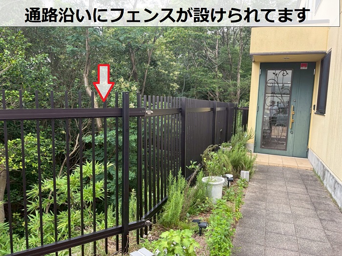 通路沿いのフェンス