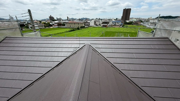 淡路市でスーパーガルテクトのシェイドブラウン使用してスレート屋根へカバー工法した後の様子