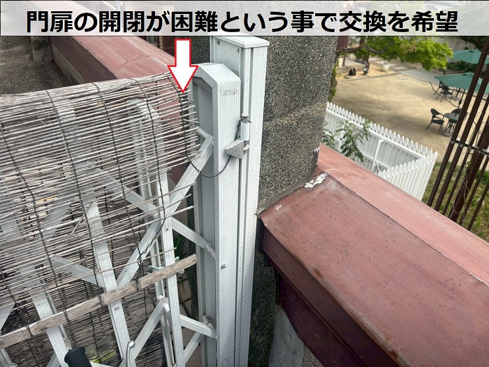 壊れた門扉
