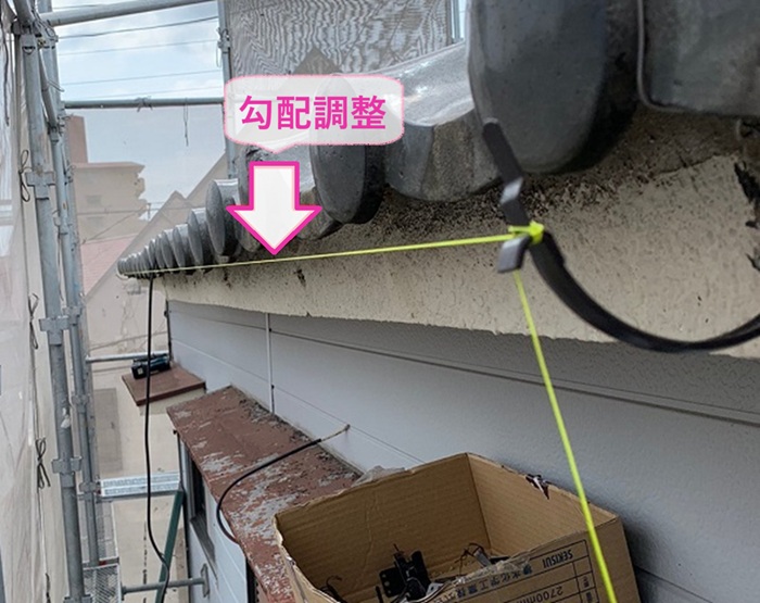 加東市の雨樋の補修工事で糸を張って勾配調整をしている様子