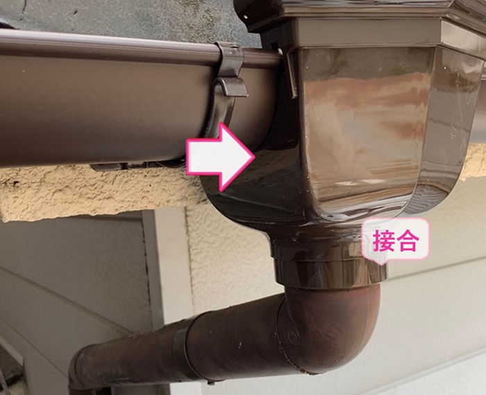 雨樋の補修工事で竪樋と集水器を接合している様子