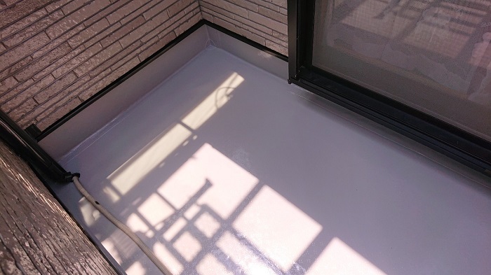 トップコートを塗り替えたベランダ