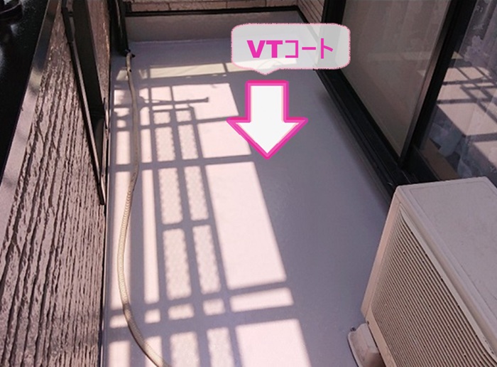 シート防水の補修工事で使ったVTコートを塗っている様子