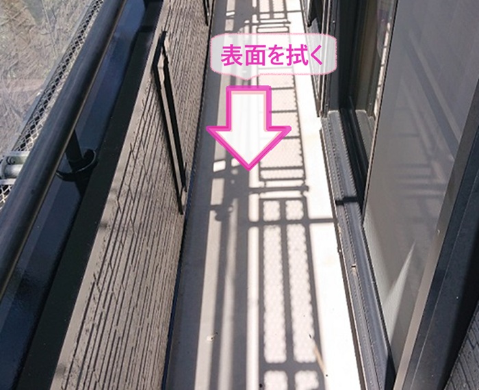 シート防水の補修工事で表面をアセトンで拭きあげている様子