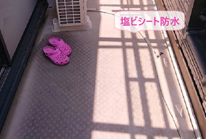 VTコートを塗って補修工事をする既存の塩ビシート防水の様子