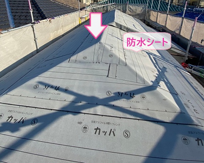 宝塚市の屋根リフォームで防水シートを貼っている様子