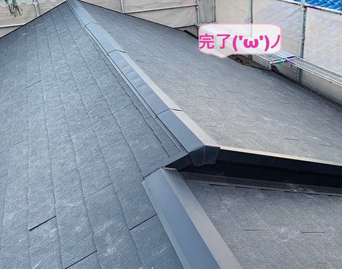 宝塚市で軽量なコロニアルクァッドを採用した屋根リフォームが完了した現場の様子