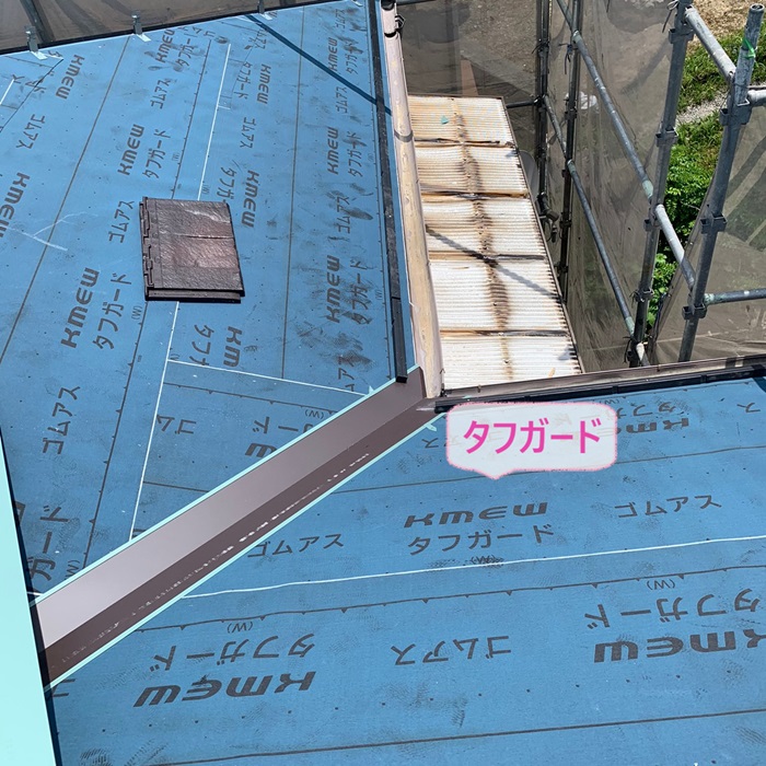 三木市の屋根工事でお勧めの防水シートのタフガードを貼った様子