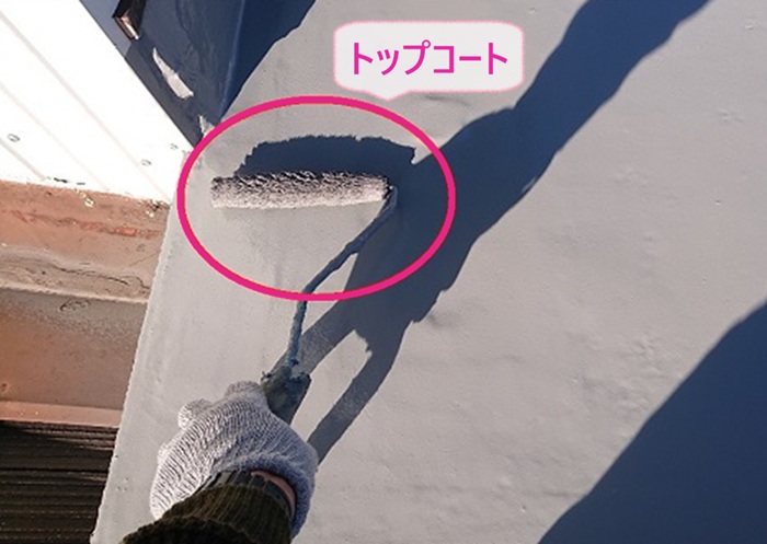 ベランダの防水改修でトップコートを塗っている様子