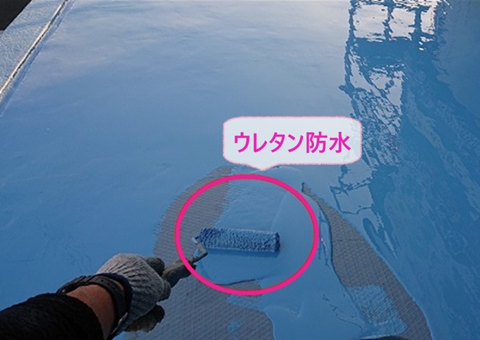 ベランダの防水改修でウレタン防水を塗っている様子