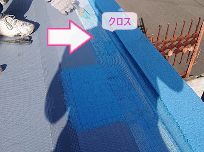 ベランダの防水改修で行う通気層工法で入隅部分にクロスを貼っている様子