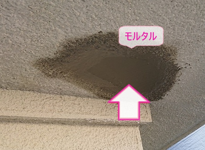 軒天の部分補修で表面を扱いている様子