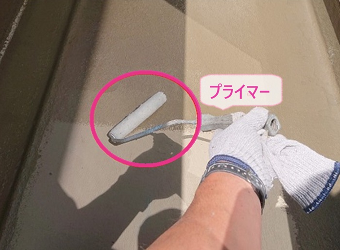 バルコニー床の防水改修でプライマーを塗っている様子