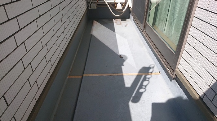 三木市の戸建てでひび割れたベランダ床にウレタン防水密着工法を行う前の様子