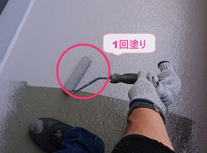 FRP防水の保護塗装工事でトップコートを1回塗りで仕上げている様子