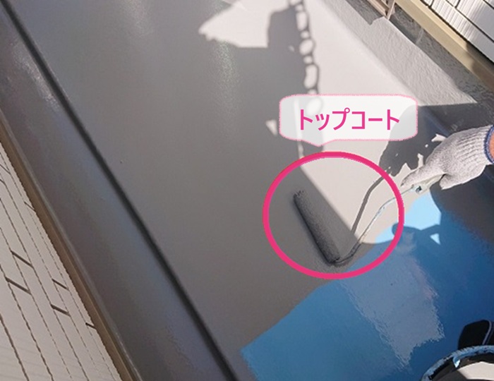 バルコニー床の防水改修でトップコートを塗っている様子