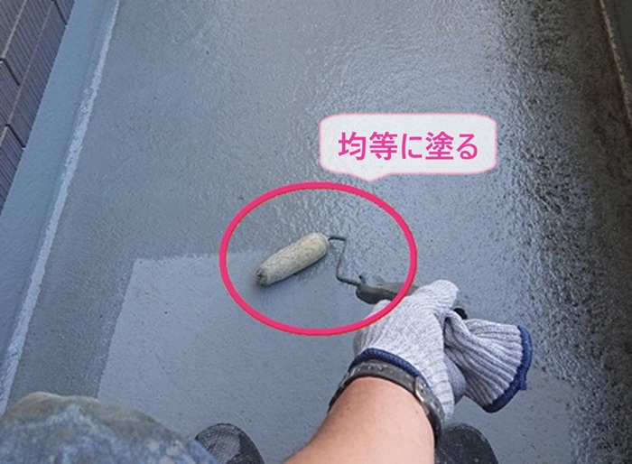 FRP防水の保護塗装工事でプライマーを均等に塗っている様子