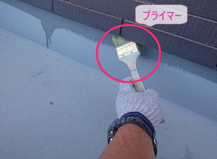 FRP防水の保護塗装工事でプライマーを塗っている様子