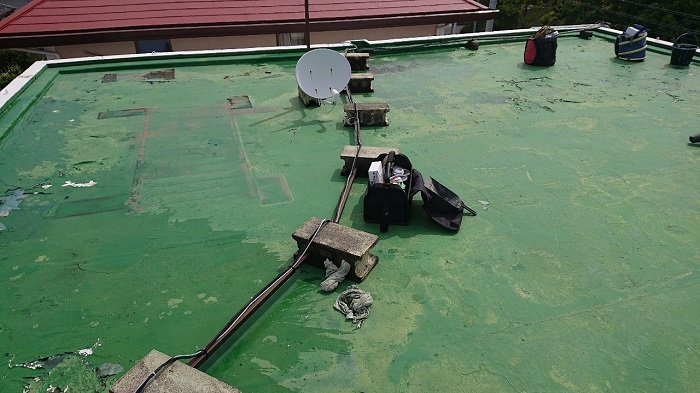三田市で雨漏りしている屋上防水にシート防水でお勧めの田島ビュートップを使用する前の様子