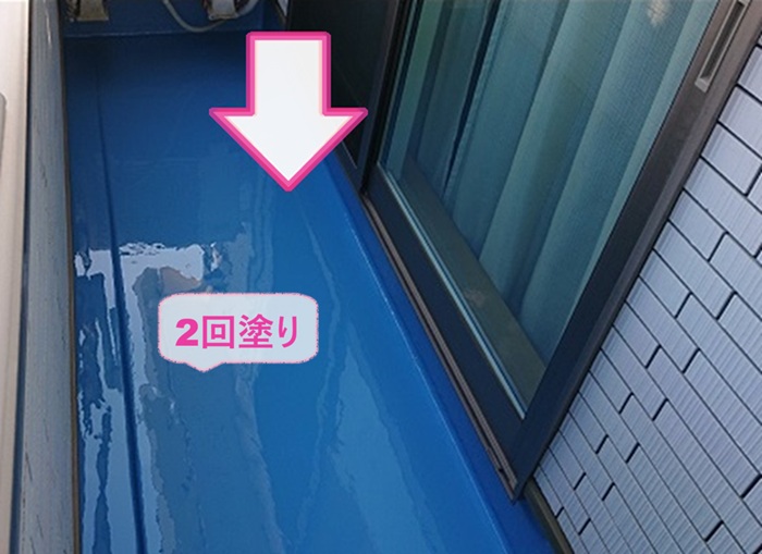 バルコニー床の防水改修でウレタン防水を2回塗りしている様子
