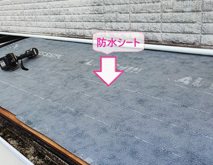 神戸市中央区のスレート庇の交換で防水シートを貼っている様子