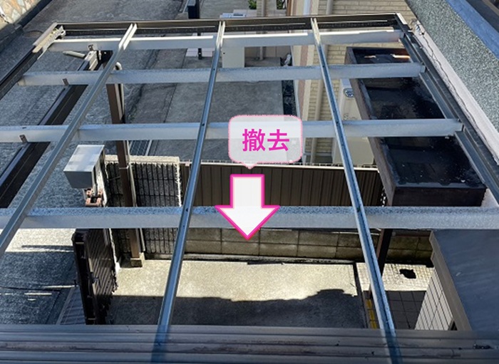 三木市のカーポート屋根のリフォームで既存のポリカ波板を撤去している様子