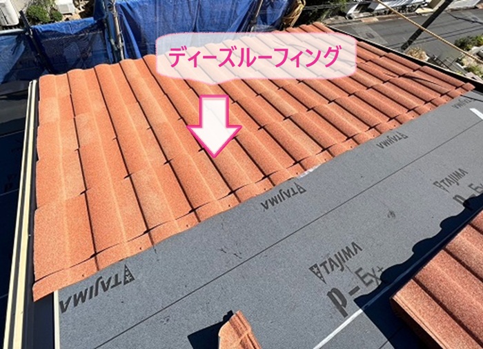 神戸市須磨区の屋根リフォームで石付き金属瓦のディーズルーフィングを葺いている様子