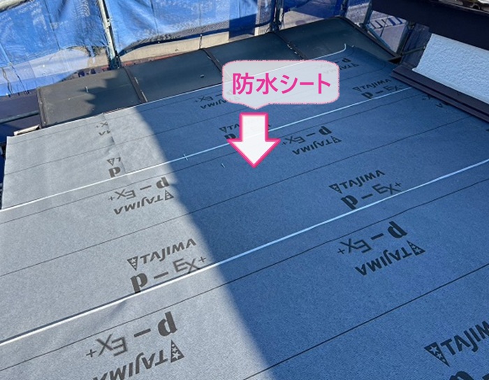 神戸市須磨区の屋根リフォームで防水シートを貼っている様子