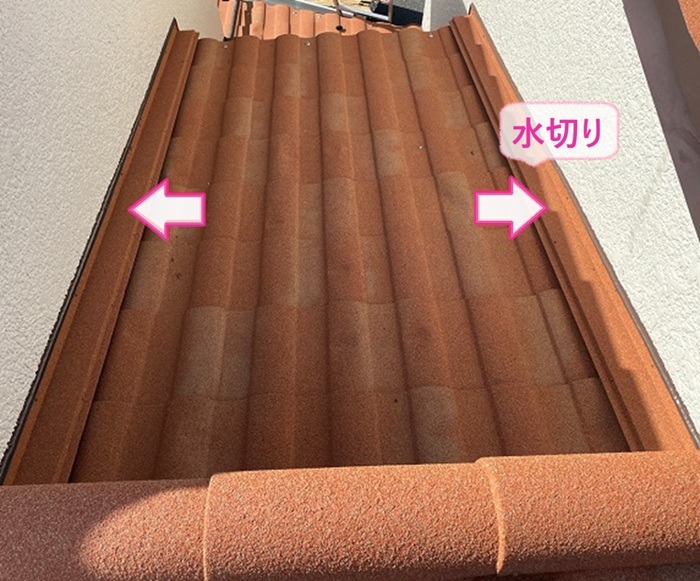 神戸市須磨区の屋根リフォームで壁際には屋根材と同質の水切りを取り付けている様子