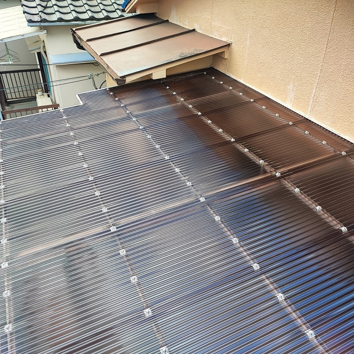 波板を貼り替えたベランダ屋根