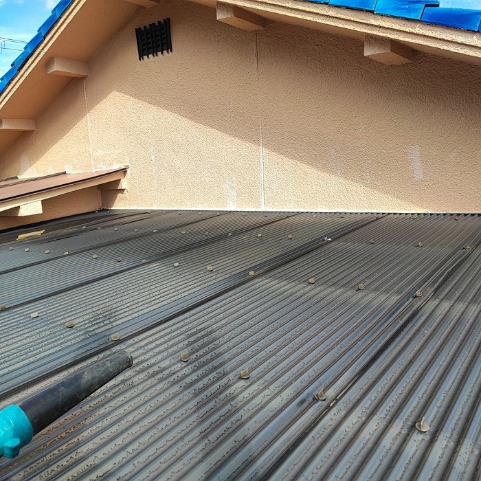神戸市兵庫区でベランダ屋根のポリカ波板貼り替えを行った後の様子