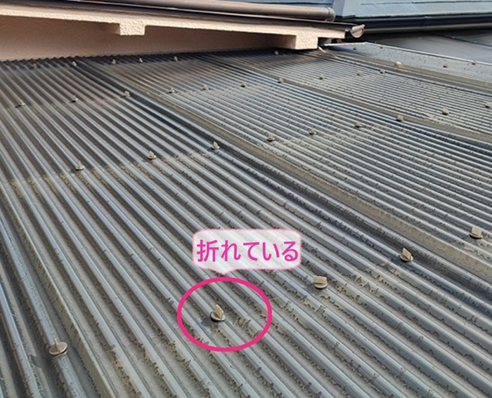 テラス屋根のポリカ板交換で既存の固定フックが折れている様子