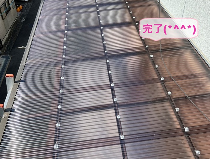 神戸市灘区のベランダ屋根の破損修理でポリカ板の交換が完了した現場の様子