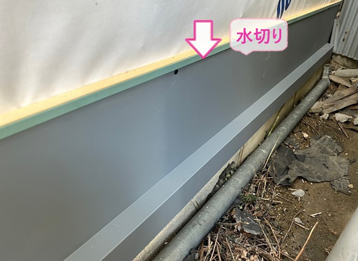 神戸市須磨区の外装の改修工事で波板金を取り付ける前に水切りを取り付けている様子