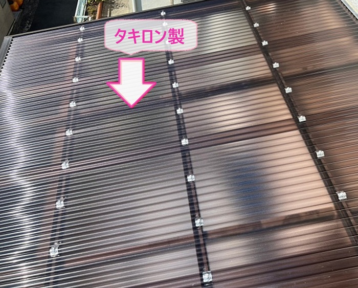 ベランダ屋根の破損修理でタキロン製のポリカ波板を貼っている様子