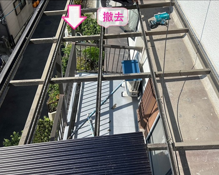 ベランダ屋根の破損修理で既存のポリカ波板を撤去している様子