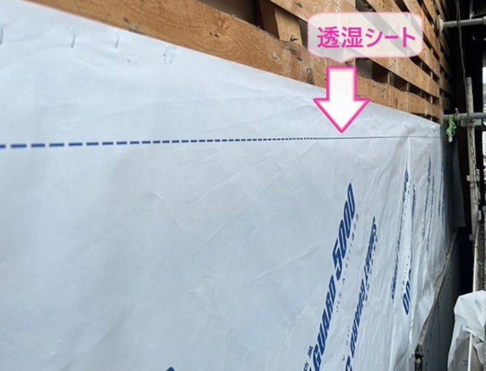 神戸市須磨区の外壁の改修工事で透湿シートを貼っている様子