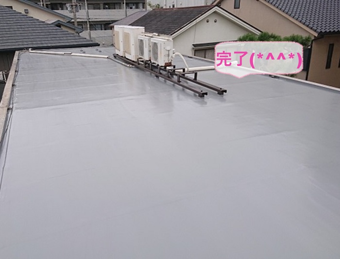 西宮市の屋上防水の改修工事で塩ビシートからウレタン防水への切替施工が完了した現場の様子