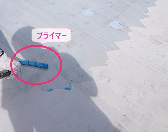 屋上防水の改修工事でプライマーを塗っている様子