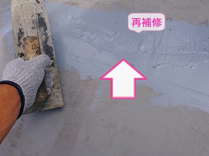 屋上防水の改修工事でシーリングで再補修している様子