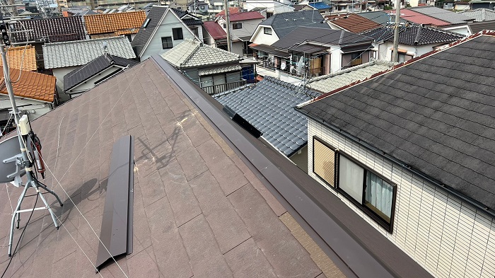 尼崎市で風災を受けたカラーベスト屋根の部分修理を行った後の様子
