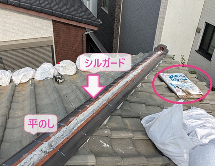 棟瓦の部分積み直しでシルガードで土台を作って平のしを積んでいる様子