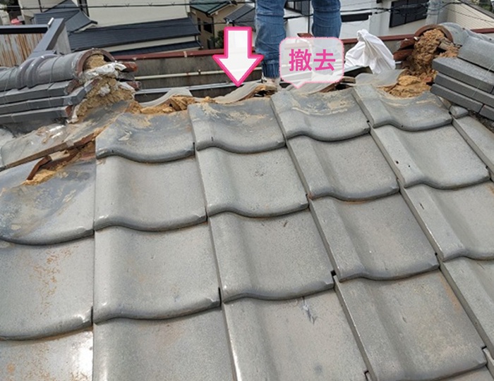 棟瓦を部分積み直しする補修工事で雨漏りしてる棟瓦を撤去している様子