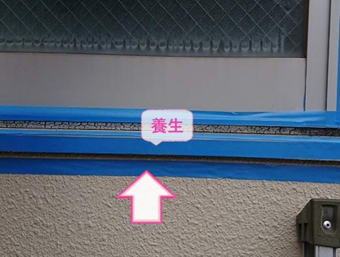 工場建屋の開口部でマスキングテープで養生している様子