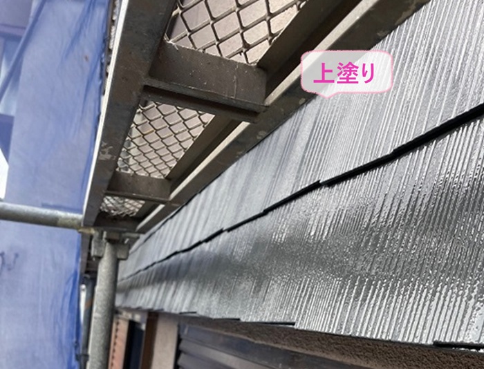 スレート庇の塗り替え工事で上塗りをしている様子