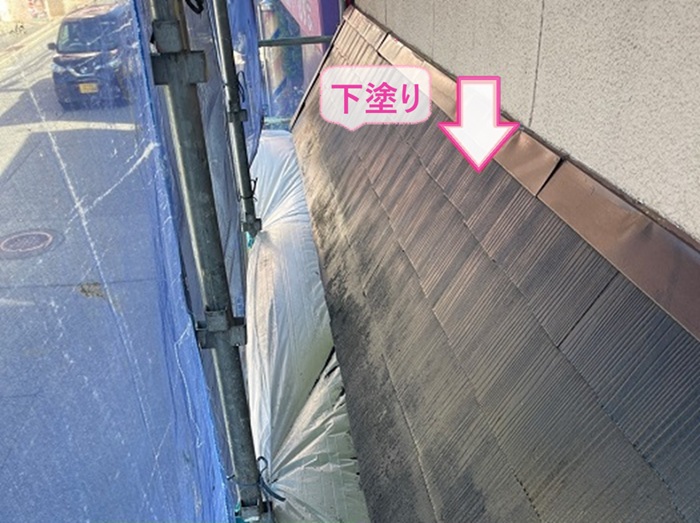 スレート庇の塗り替え工事で下塗りしている様子