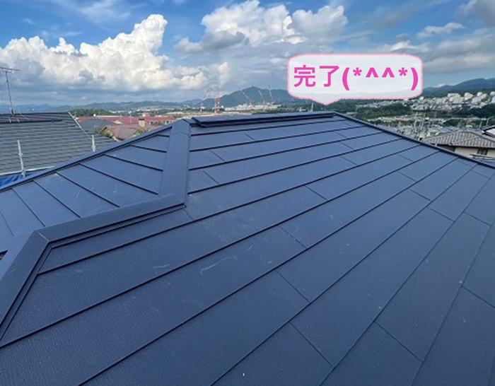 神戸市北区の平型スレート屋根で金属屋根の重ね葺きリフォームが完了した現場の様子
