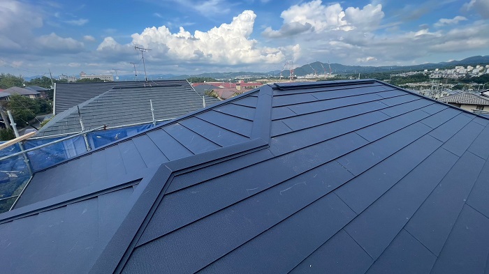 神戸市北区で平板スレート屋根へSGL鋼板屋根材でカバー工事を行った後の様子
